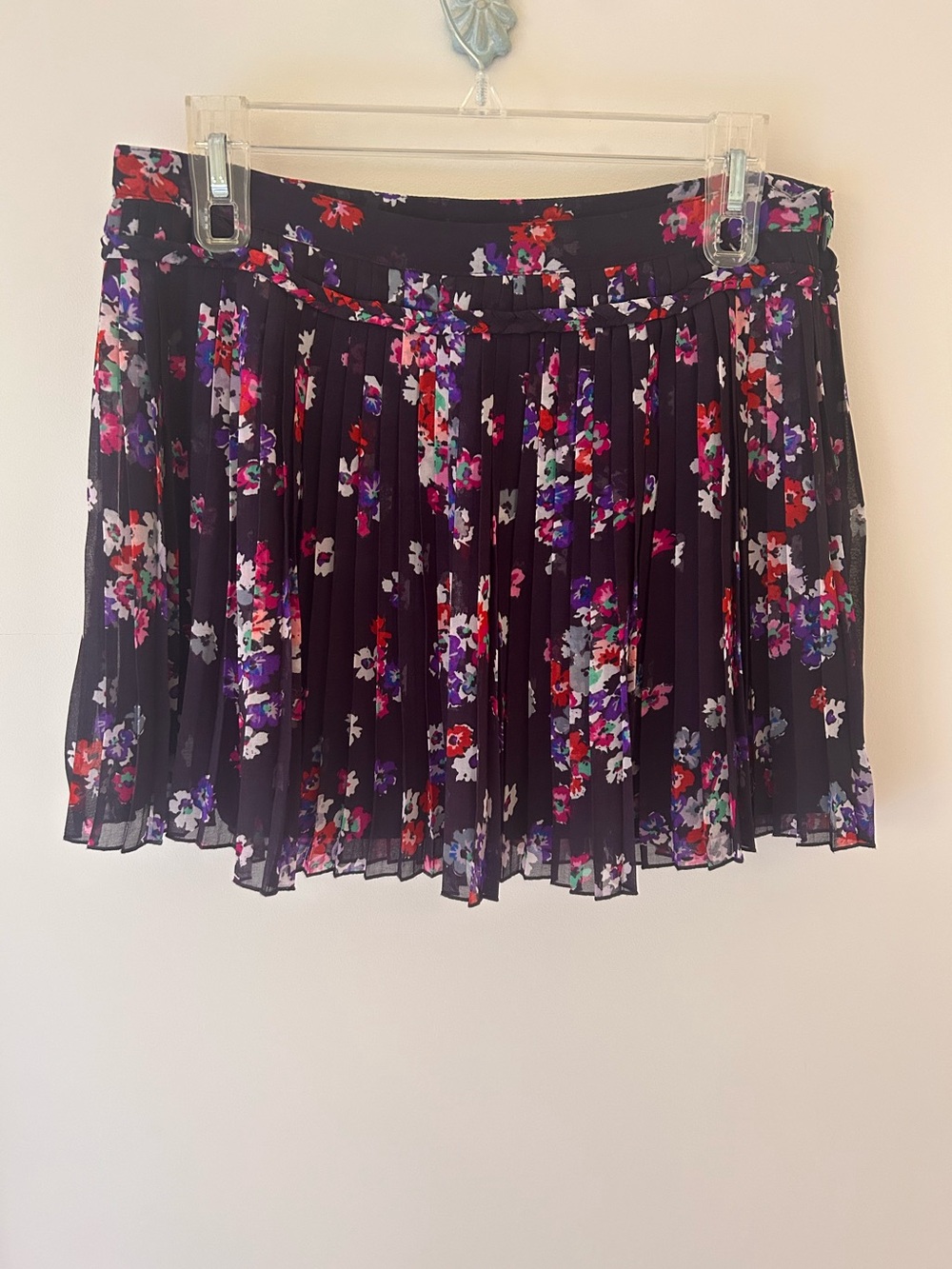 American Eagle Dark Purple Floral Pleated Mini Skirt
Size: 8
NWT